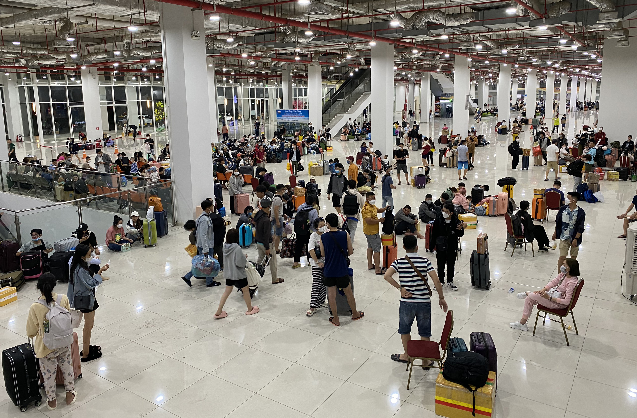 &nbsp;Những ngày giáp Tết Nguyên đán Quý Mão 2023, bến xe Miền Đông mới&nbsp;(TP Thủ Đức, TP.HCM) luôn trong tình trạng đông khách. Hình ảnh này khiến nhiều người không khỏi bất ngờ vì kể từ thời điểm đi vào hoạt động (cuối năm 2020), bến xe luôn trong tình trạng khách thưa thớt.