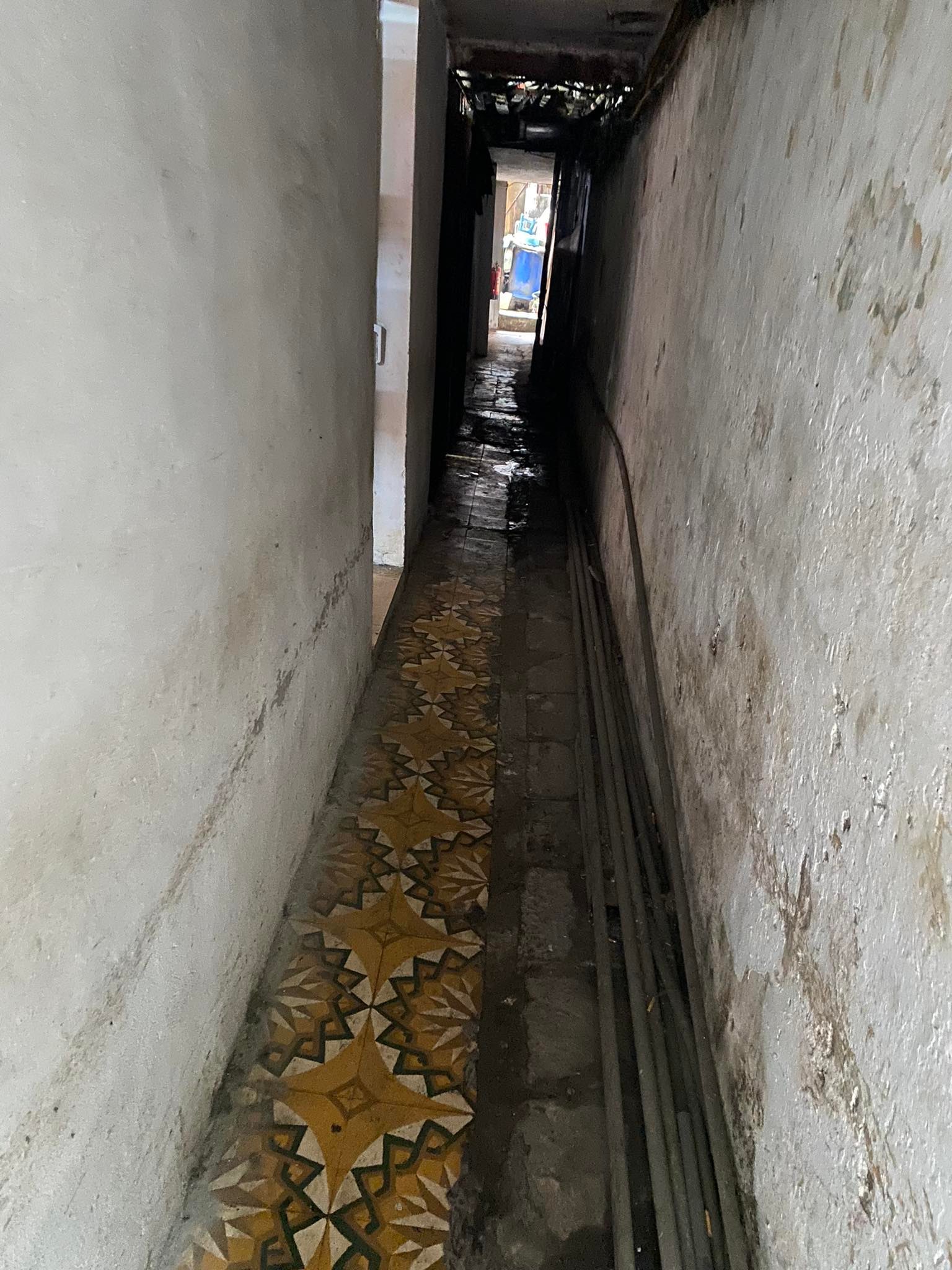 Con ngõ nhỏ sâu hut hút đi vào nhà ông bà Sâm, Hải.