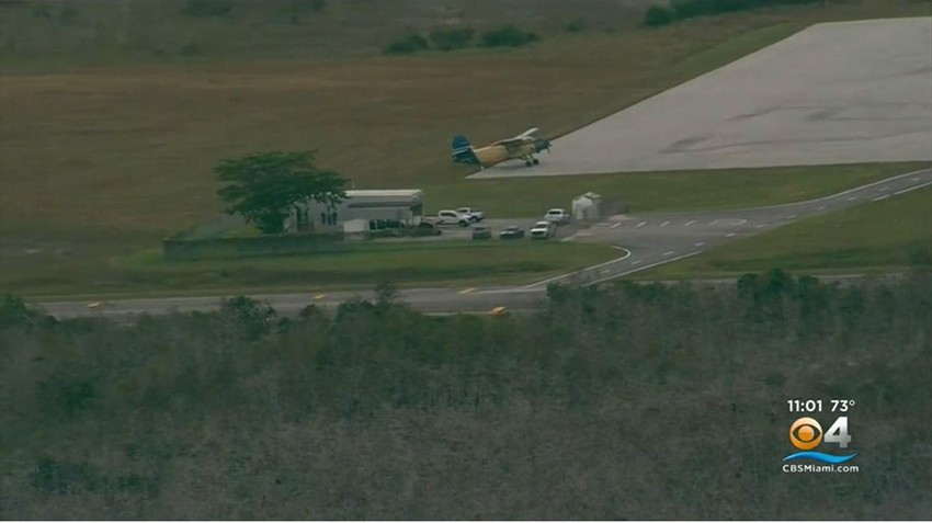 Chiếc Antonov An-2 một động cơ đã hạ cánh xuống sân bay chuyển tiếp và huấn luyện Dade-Collier vào khoảng 11 giờ 30 sáng 21-10. Ảnh chụp từ màn hình CBS NEWS