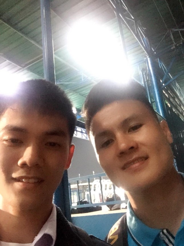 Phạm Giang chụp ảnh cùng HLV Park Hang-seo và các tuyển thủ Việt Nam. (Ảnh: Nhân vật cung cấp)