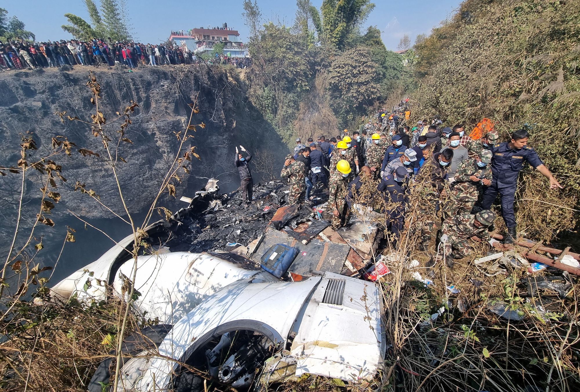 Hiện trường vụ máy bay rơi khiến ít nhất 68 người chết ở Nepal.
