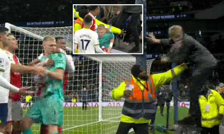 Thủ môn Ramsdale bị fan Tottenham đá vào lưng