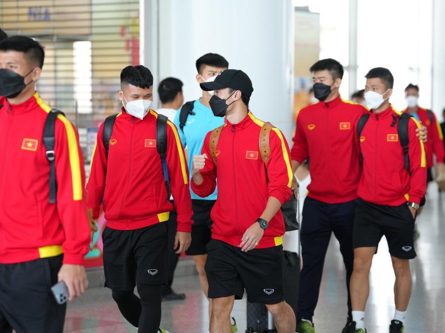 Nguyễn Văn Toàn dùng balo có gam màu sáng hơn so với các cầu thủ khác, nên rất dễ nhận biết.