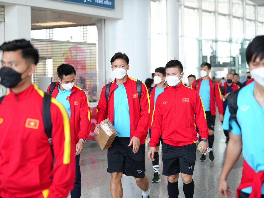 Bật mí chiếc túi hàng hiệu Tiến Linh đeo khi ra sân bay sang Thái đá chung kết - 2