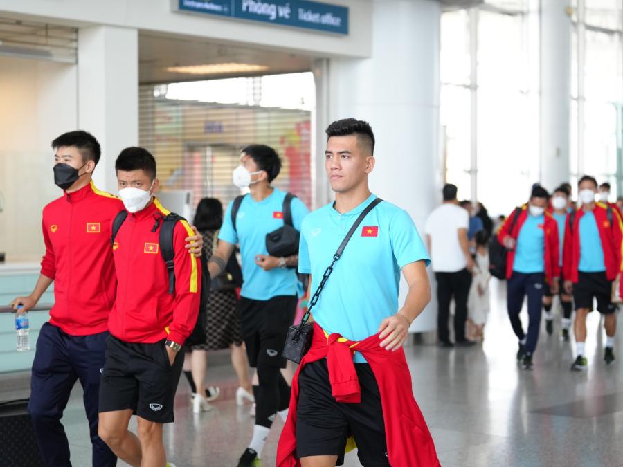 Tiến Linh dùng túi xách đeo chéo khi di chuyển ở sân bay, sang Thái Lan.