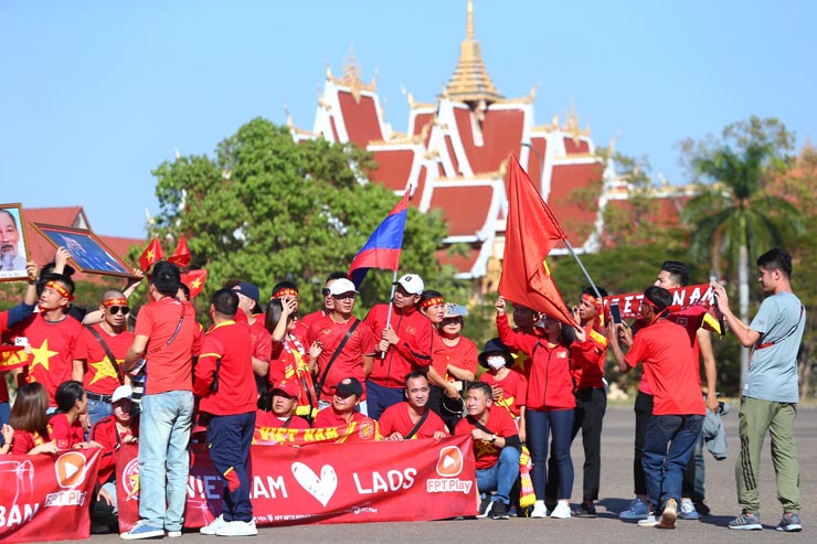 Trực tiếp bên lề đại chiến Thái Lan - Việt Nam: Fan đến sớm "tiếp lửa", an ninh thắt chặt - 4