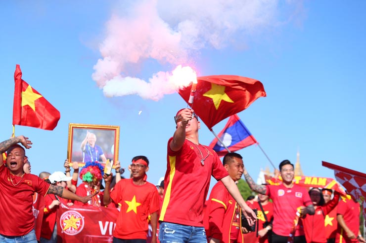 Trực tiếp bên lề đại chiến Thái Lan - Việt Nam: Fan đến sớm "tiếp lửa", an ninh thắt chặt - 3