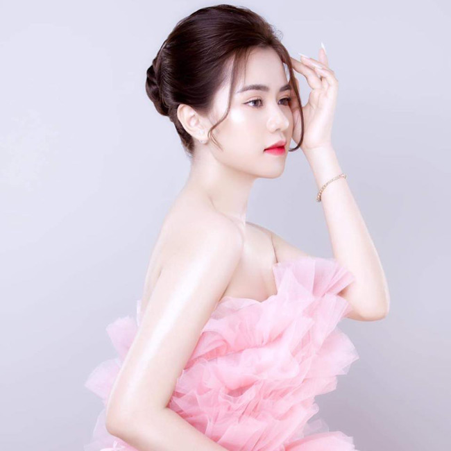 Nhan sắc bà mẹ 2 con ngày càng gợi cảm, quyến rũ. Cô nàng xứng danh là cô gái đẹp nhất thành Vinh một thời.
