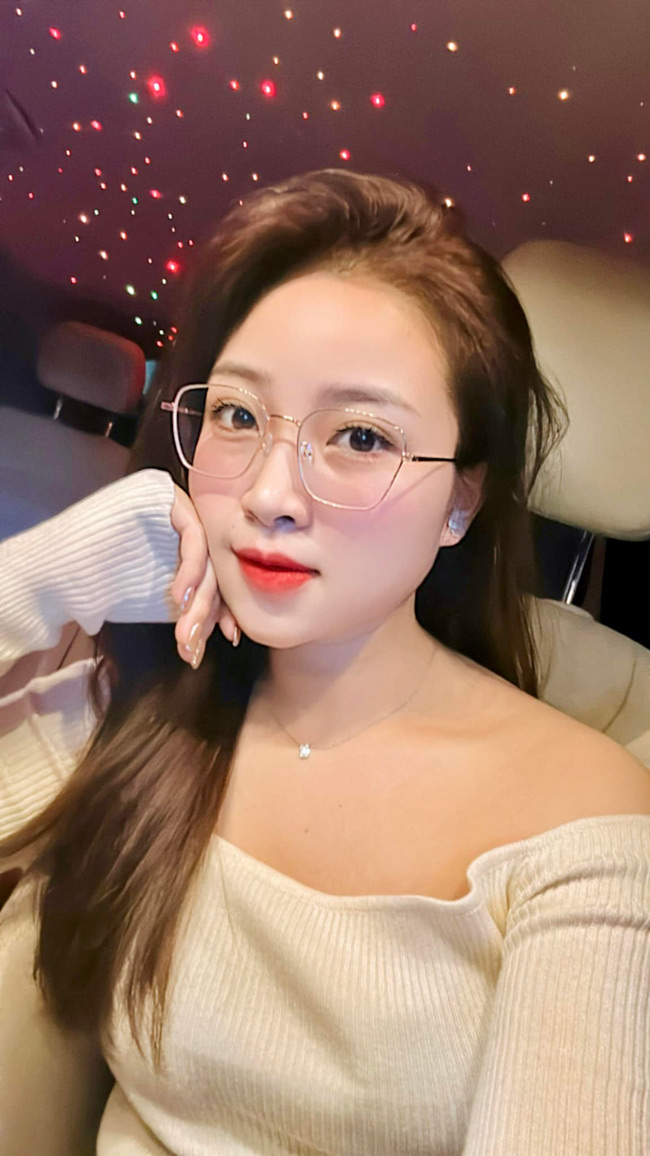 Hot girl xứ Nghệ một thời thậm chí còn được nhận xét là mặn mà và quyến rũ hơn thời chưa chồng.&nbsp;
