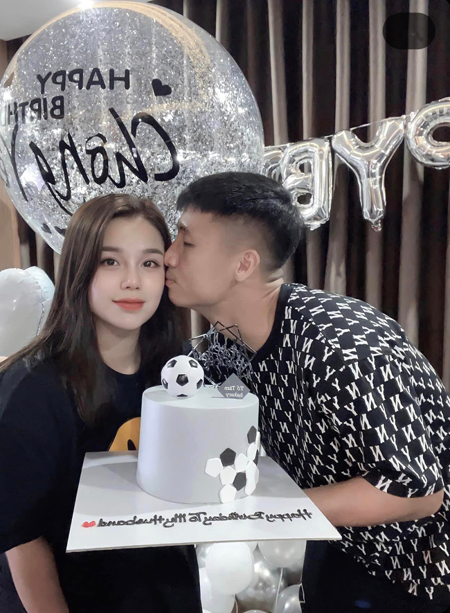 Nguyễn Khánh Linh là vợ của cầu thủ Bùi Tiến Dũng. Cô nàng đã sinh cho chàng hậu vệ hai người con.
