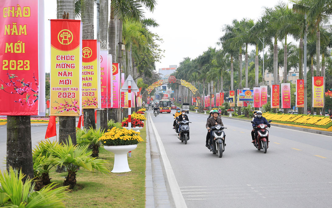 Những tấm băng rôn chào mừng năm mới 2023 trên tuyến đường trung tâm huyện Đông Anh.