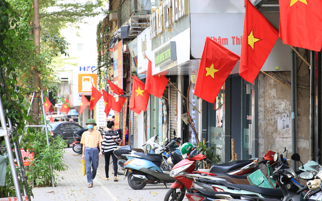 Cờ Tổ quốc rực rỡ trên phố Khâm Thiên (quận Đống Đa).