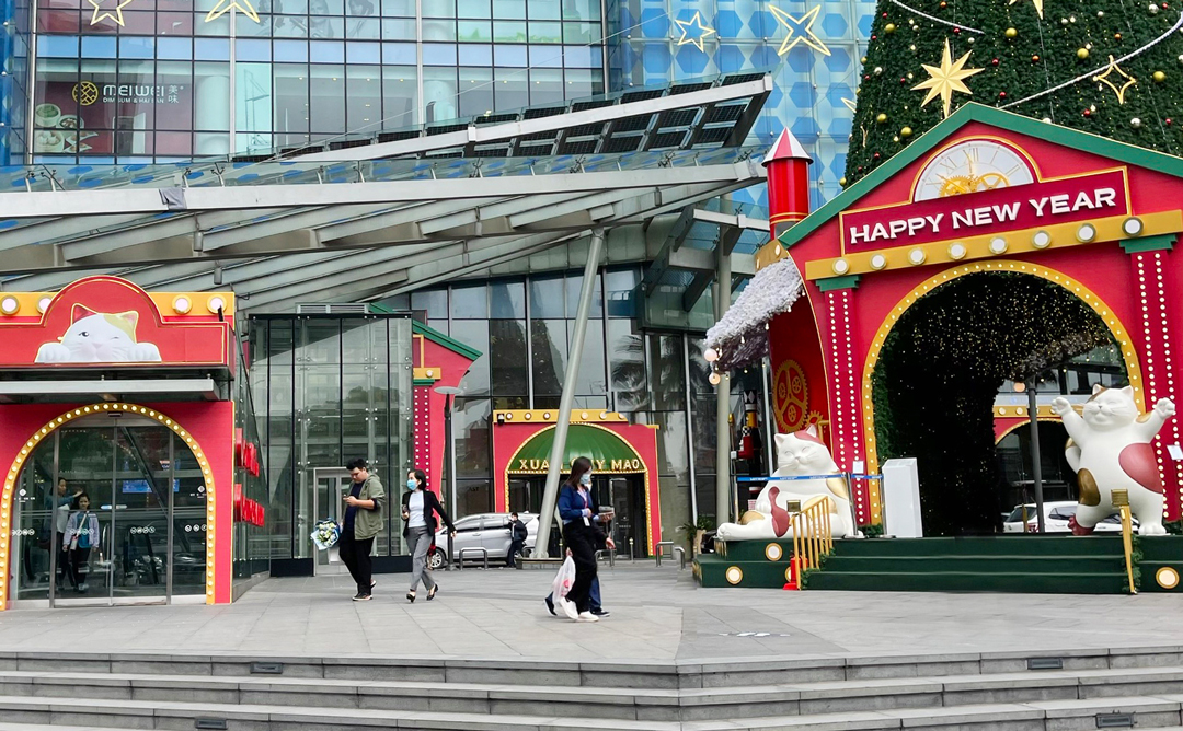 Mô hình trang trí phục vụ Tết Nguyên đán Quý Mão 2023 nổi bật tại Trung tâm thương mại Lotte (quận Ba Đình).