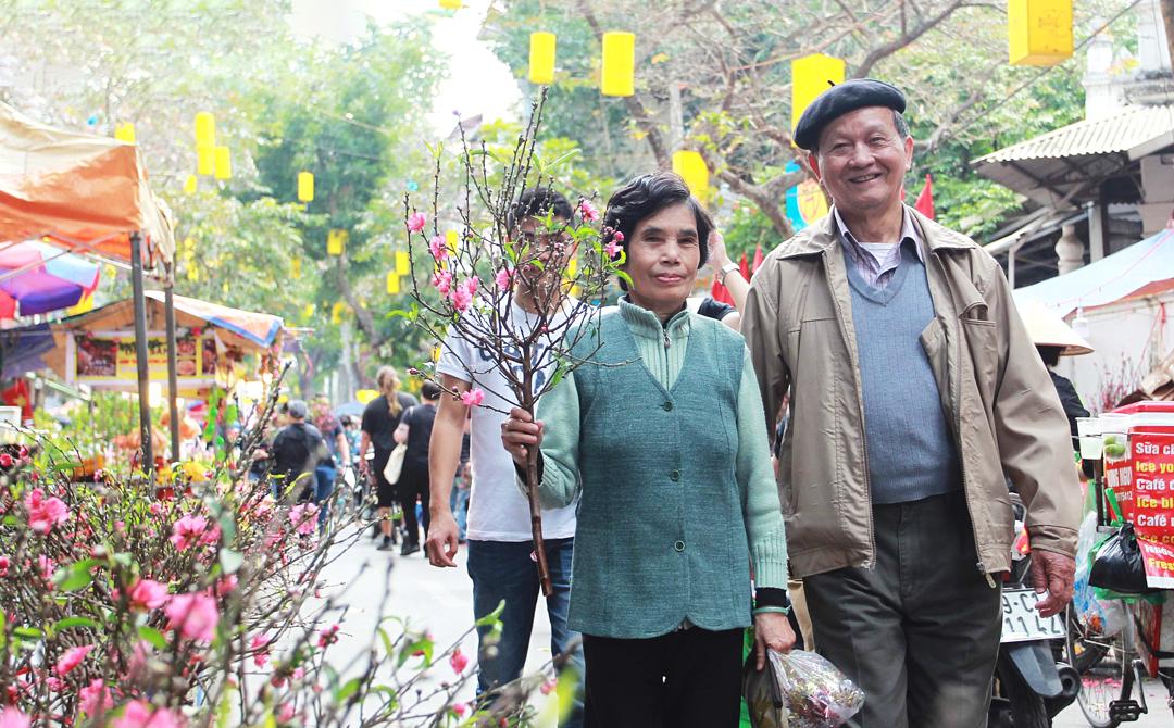 Chợ hoa Tết truyền thống 2023 (quận Hoàn Kiếm) luôn thu hút đông đảo người dân Thủ đô.