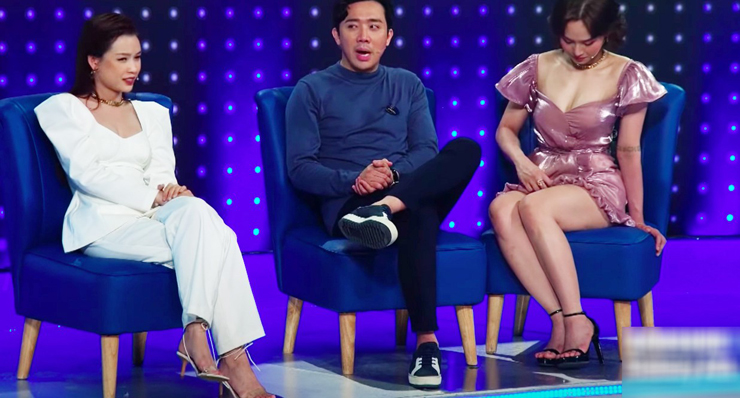 Trên truyền hình, Miu Lê phải thận trọng lấy tay chỉnh váy vì chiếc váy quá ngắn khi cô ngồi ở hàng ghế khách mời.
