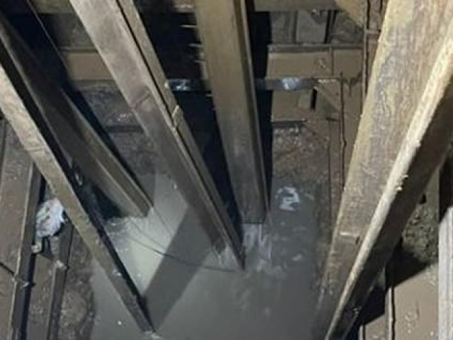 Tin tức trong ngày - Vụ bé trai rơi xuống trụ bê tông: Đã đào đất đến độ sâu 27 m