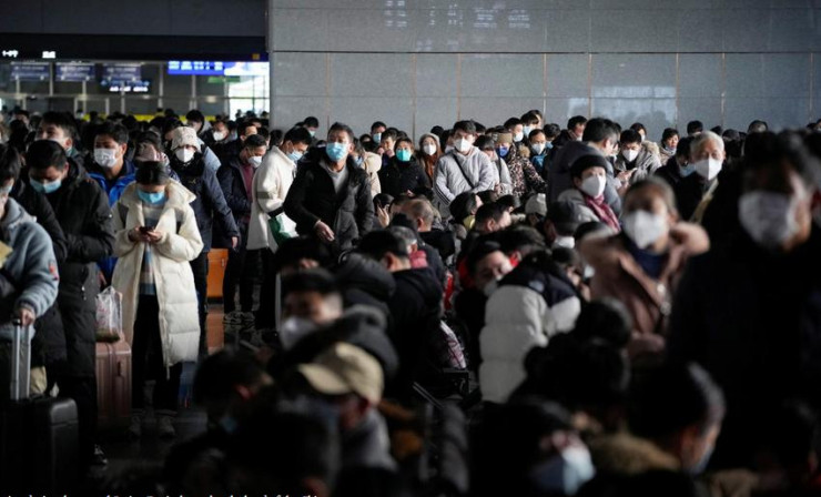 Người dân chờ đợi ở trong một nhà ga tại TP Thượng Hải hôm 16-1-2023. Ảnh: REUTERS