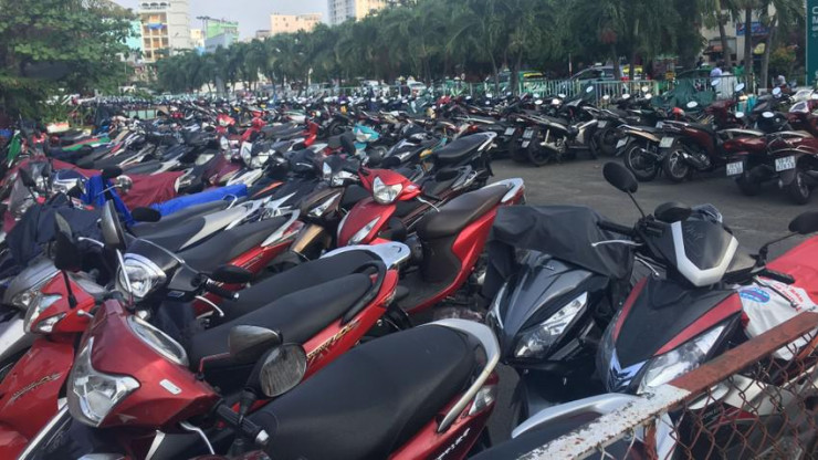 Xe máy sau thời gian không sử dụng có thể khó nổ máy hơn. Ảnh: TN