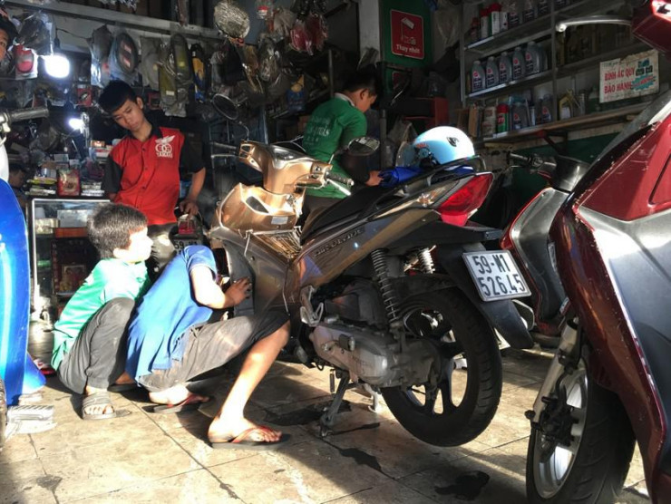 Chủ xe nên bảo quản xe máy cẩn thận trước khi nghỉ tết. Ảnh: TN