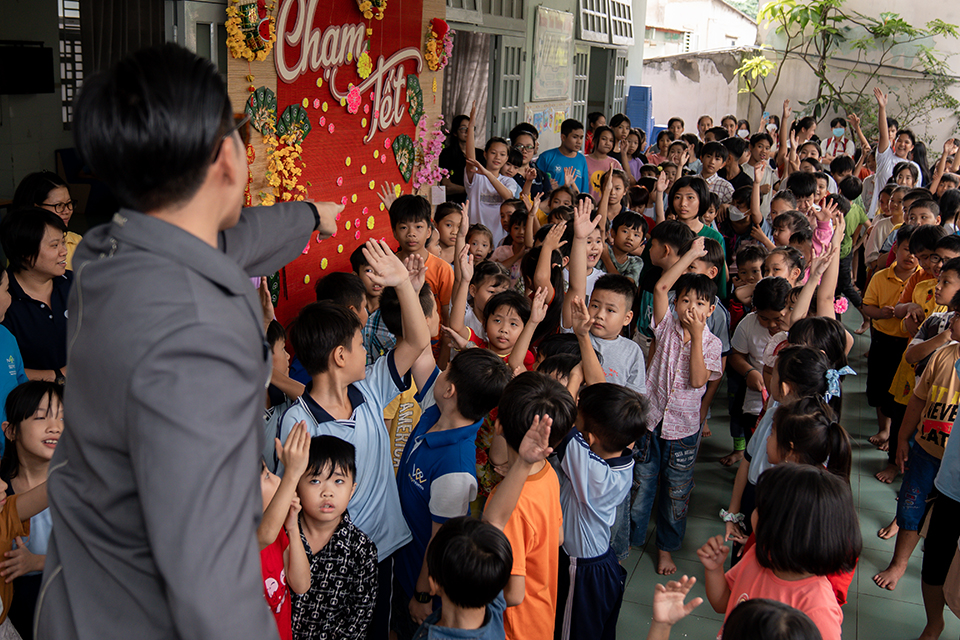 Wowy làm tài xế, chở 500 phần quà Tết cho học sinh nghèo - 1