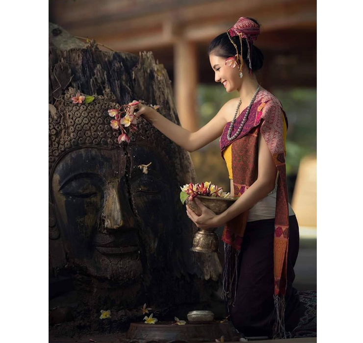 Christina khoe vẻ đẹp đằm thắm trong bộ đồ Sing - trang phục dân tộc Lào.

