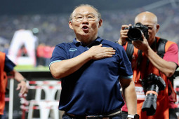 Khoảnh khắc xúc động của thầy Park: Một mình tri ân CĐV Việt Nam, fan Thái vỗ tay