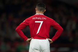 Huyền thoại MU Cantona chê Ronaldo ảo tưởng, ”nghiện” gym không thể cứu sự nghiệp