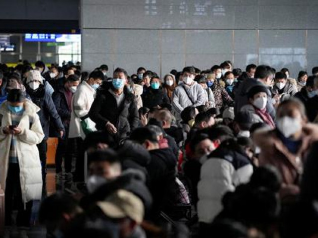 Nhà ga chật kín, tàu đêm tăng cường chở dân Trung Quốc về quê đón năm mới