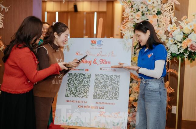 Nhiều người thích thú với hình thức chuyển tiền mừng cưới bằng mã QR Code