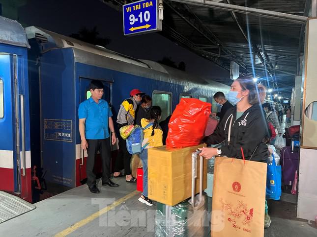 Công nhân tay xách nách mang thỏa ước mong về quê đón Tết đoàn viên