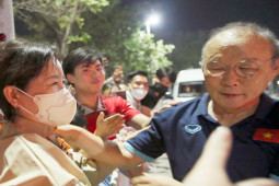 HLV Park Hang Seo ôm chặt vợ sau khi chia tay ĐT Việt Nam