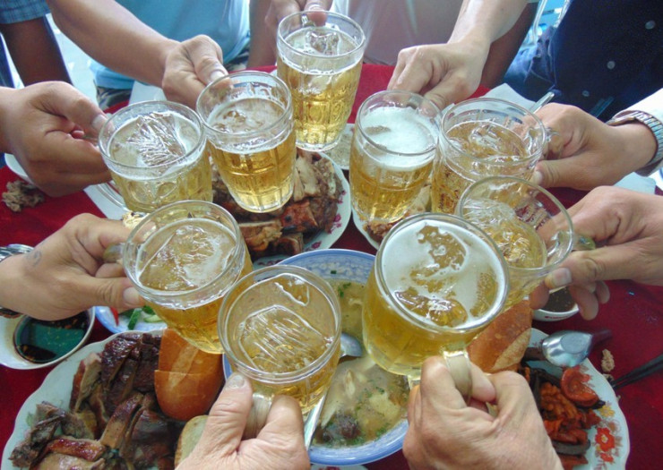 Sử dụng rượu bia ngày tết sao cho hợp lý?