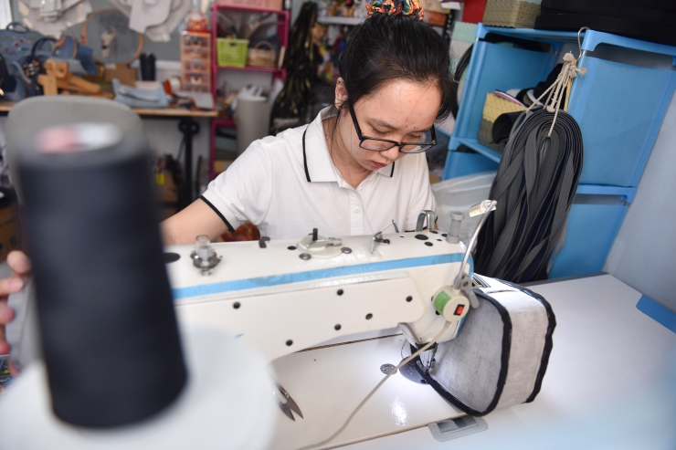 Niềm đam mê làm đồ handmade của chị đã có từ lâu nên khi nhìn những chiếc quần jeans cũ của gia đình, chị đã nghĩ ra việc tận dụng để làm ra các sản phẩm độc đáo.
