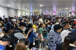 Tin tức trong ngày - Ảnh: Người dân về quê ăn Tết lúc nửa đêm, sân bay Tân Sơn Nhất chật như nêm