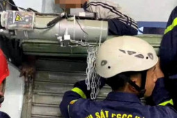 Tin tức trong ngày - Cảnh sát phá cửa cuốn gỡ tay cháu bé bị kẹt