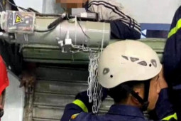 Tin tức trong ngày - Cảnh sát phá cửa cuốn gỡ tay cháu bé bị kẹt