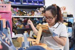9x thu đến 30 triệu/tháng nhờ biến rác “nhà ai cũng có” thành thứ này