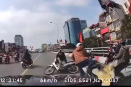 Tin tức trong ngày - Clip: "Va" phải tài xế làm điều trái luật, nam sinh đi xe máy gặp nạn ngã nhào, lao vào xe tải