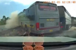 Tin tức trong ngày - Clip: Xe khách "mất kiểm soát" va liên tiếp ô tô, xe tải, húc tung dải phân cách bê tông