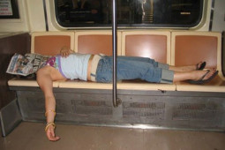 Tranh vui - Đỡ không nổi với những giấc ngủ "quên phòng thủ" nơi công cộng