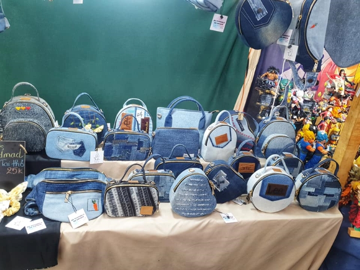 Khi tìm hiểu trên thị trường, chị thấy rất nhiều sản phẩm làm từ quần jeans cũ như túi xách, ví…
