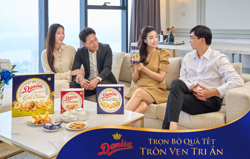 Trải qua 1 năm đáng nhớ khi kết hôn và thành công trong sự nghiệp, người đẹp muốn tìm món quà Tết để tri ân đến những người đã sát cánh cùng mình trong một năm ý nghĩa vừa qua. Và món quà thay lời tri ân mà Đỗ Mỹ Linh tâm đắc chính là bộ sưu tập Tết “Trọn Bộ Quà Tết - Tròn Vẹn Tri Ân” từ Danisa.