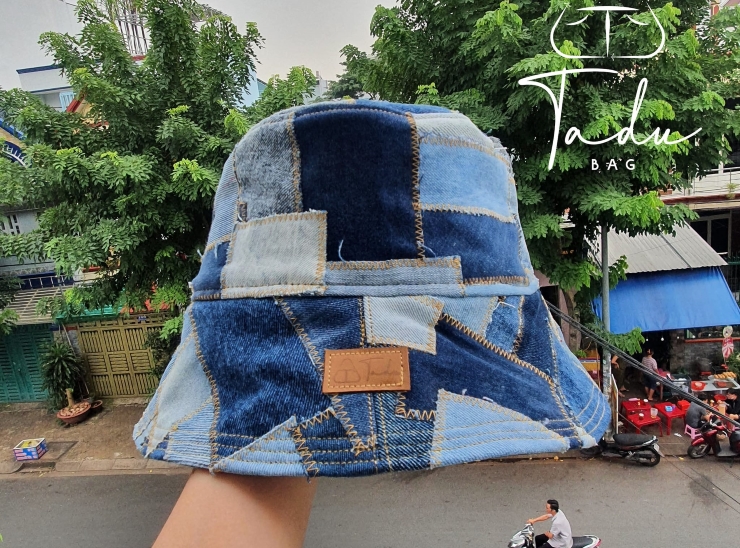 Theo chị, điều khó nhất khi tái chế quần jeans cũ đó phải làm thế nào để tận dụng tối đa được các chi tiết như: phần túi quần, mác, đai, khoá… để đưa vào sản phẩm mới.
