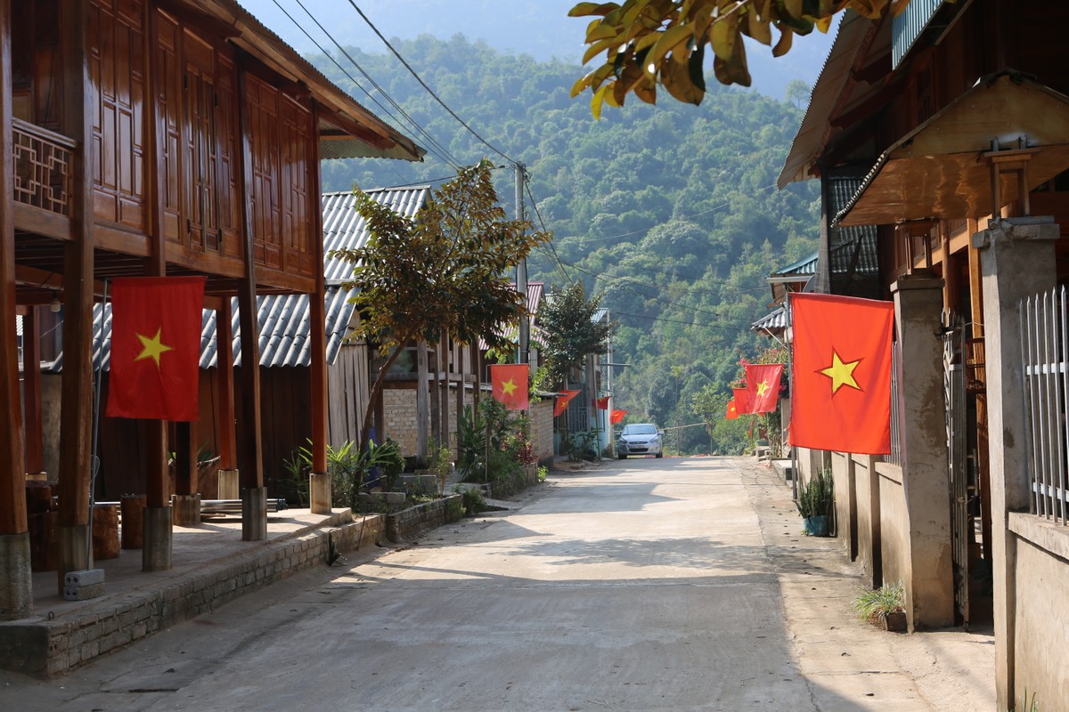Bản Poọng đã khang trang hơn nhiều khi Tết Nguyên Đán đang đến gần.