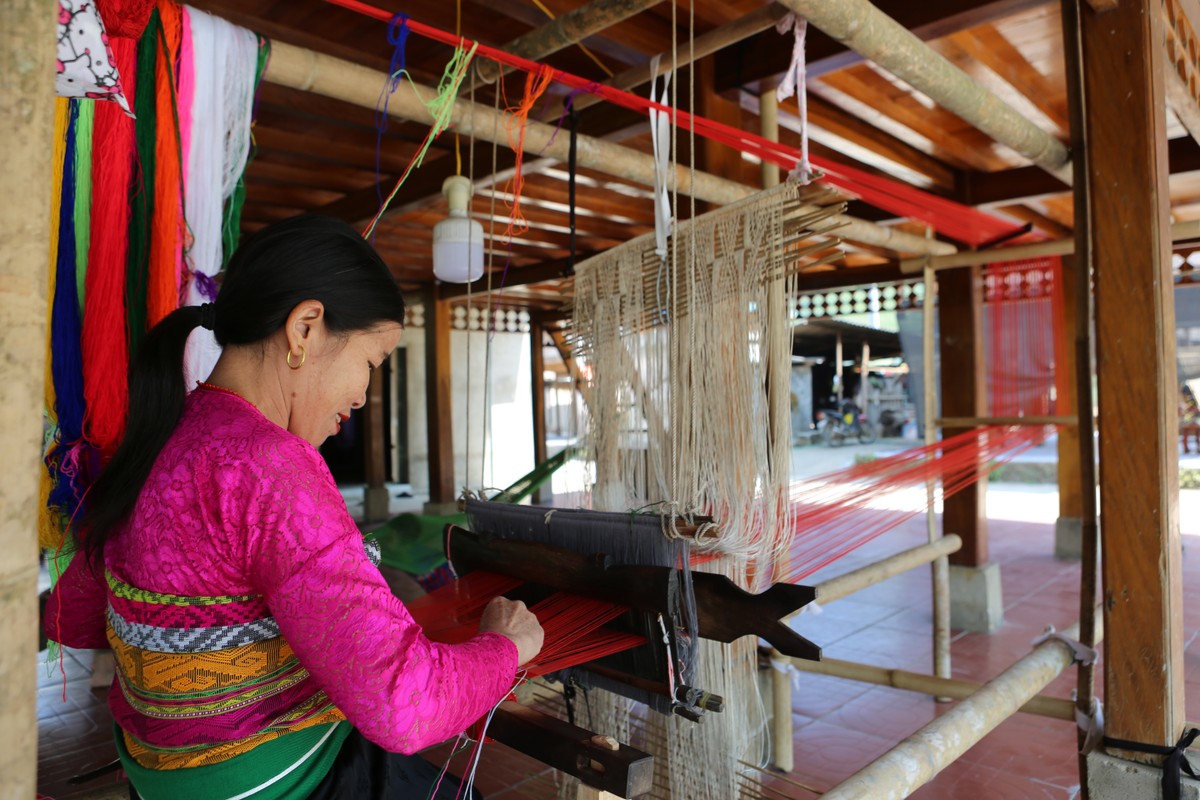 Chị Hà Thị Chầu đang dệt những tấm thổ cẩm của người thái với những hình hoa văn đặc trưng để chuẩn bị đón Tết Nguyên Đán.