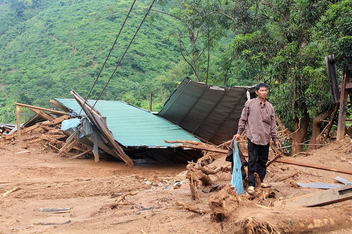 Bản Poọng sau khi lũ đi qua khiến nhiều ngôi nhà bị sụp đổ hoàn toàn ở thời điểm tháng cuối tháng 8-2012.