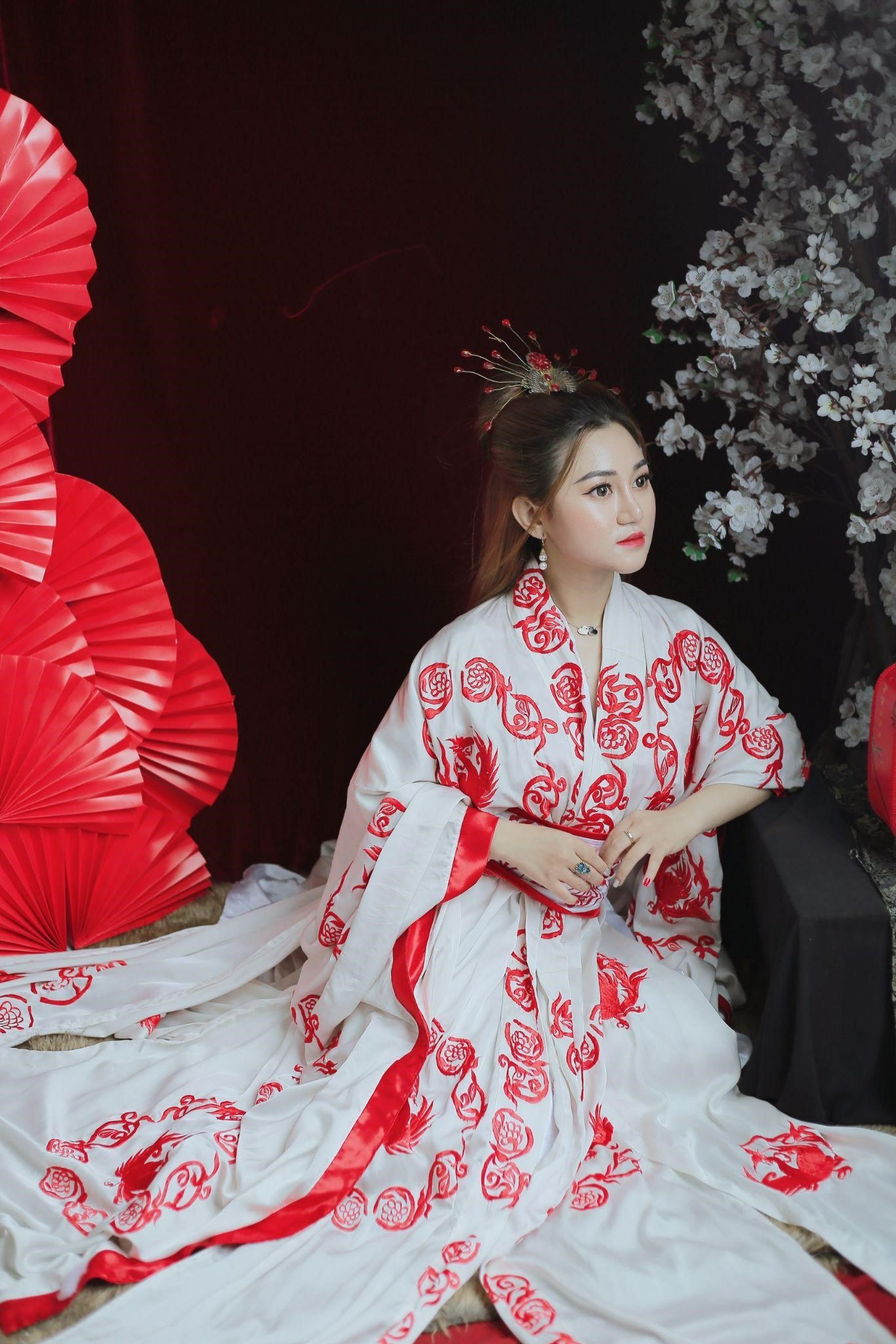 Ngoại hình ấn tượng của hot girl Diệp Linh