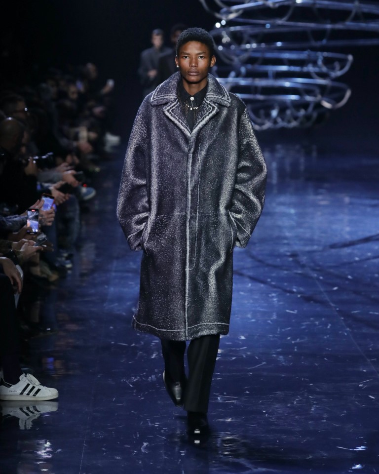 Học cách mặc đồ da, lông chất chơi từ gợi ý của BST Fendi Thu Đông 2023 - 10