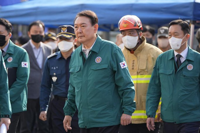 Tổng thống Hàn Quốc Yoon Suk-yeol đến hiện trường vụ tai nạn vào sáng 30-10 - Ảnh: AP