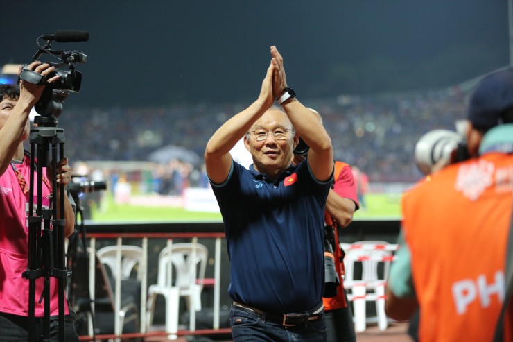HLV Park Hang Seo nghẹn ngào nói lời chia tay các tuyển thủ Việt Nam sau trận chung kết lượt về AFF Cup 2022